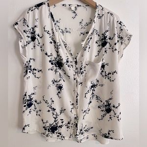 Treasure Bond Women’s short sleeve top , size small , off white , floral
